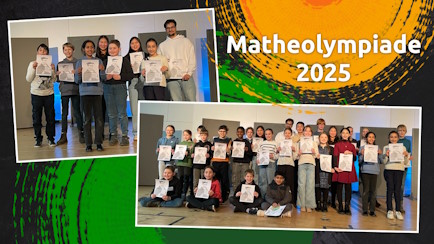 Siegerehrung der Matheolympiade 2025. Schüler*innen stehen mit Ukrunden in der Hand auf einer Bühne